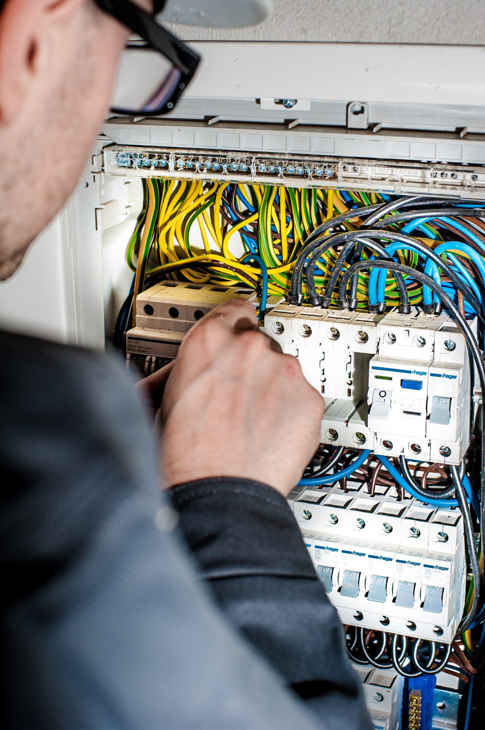 Electricista profesional trabajando en cuadro eléctrico de vivienda en Las Palmas