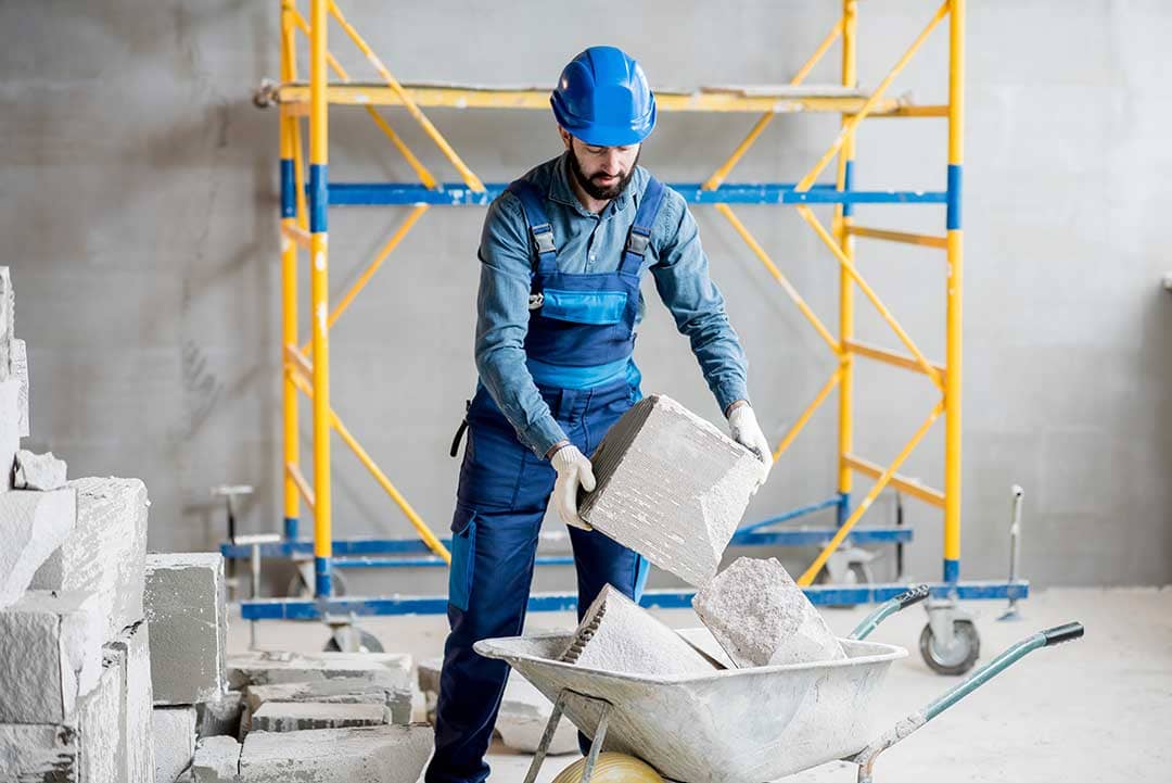 Baño reformado con plato de ducha porcelánico, mampara de vidrio y mobiliario suspendido